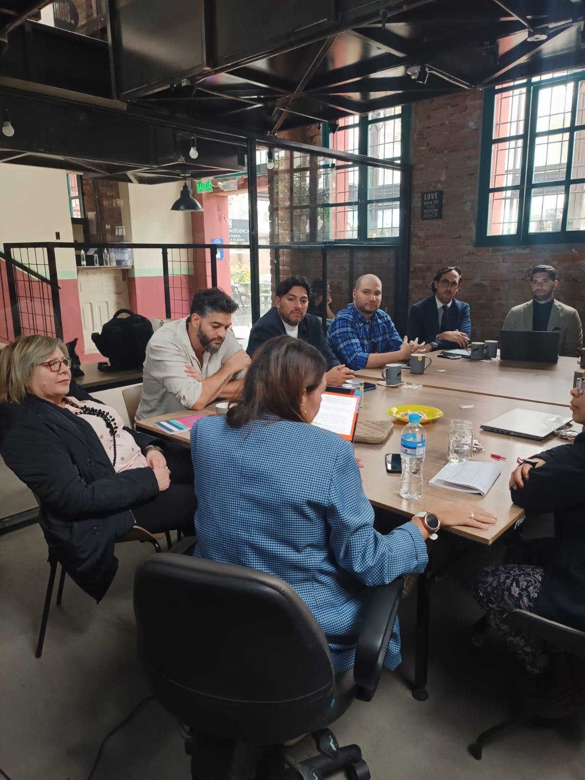 Empresarios venezolanos en networking durante evento institucional de la CCVE