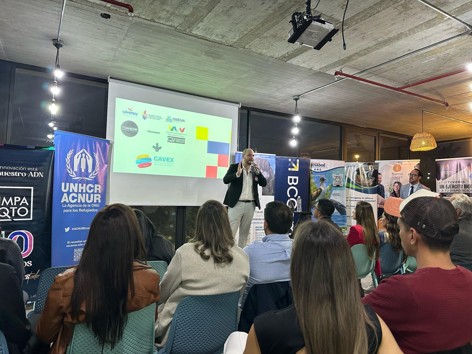Comunidad CCVE celebrando la fundación en Impaqto, Quito